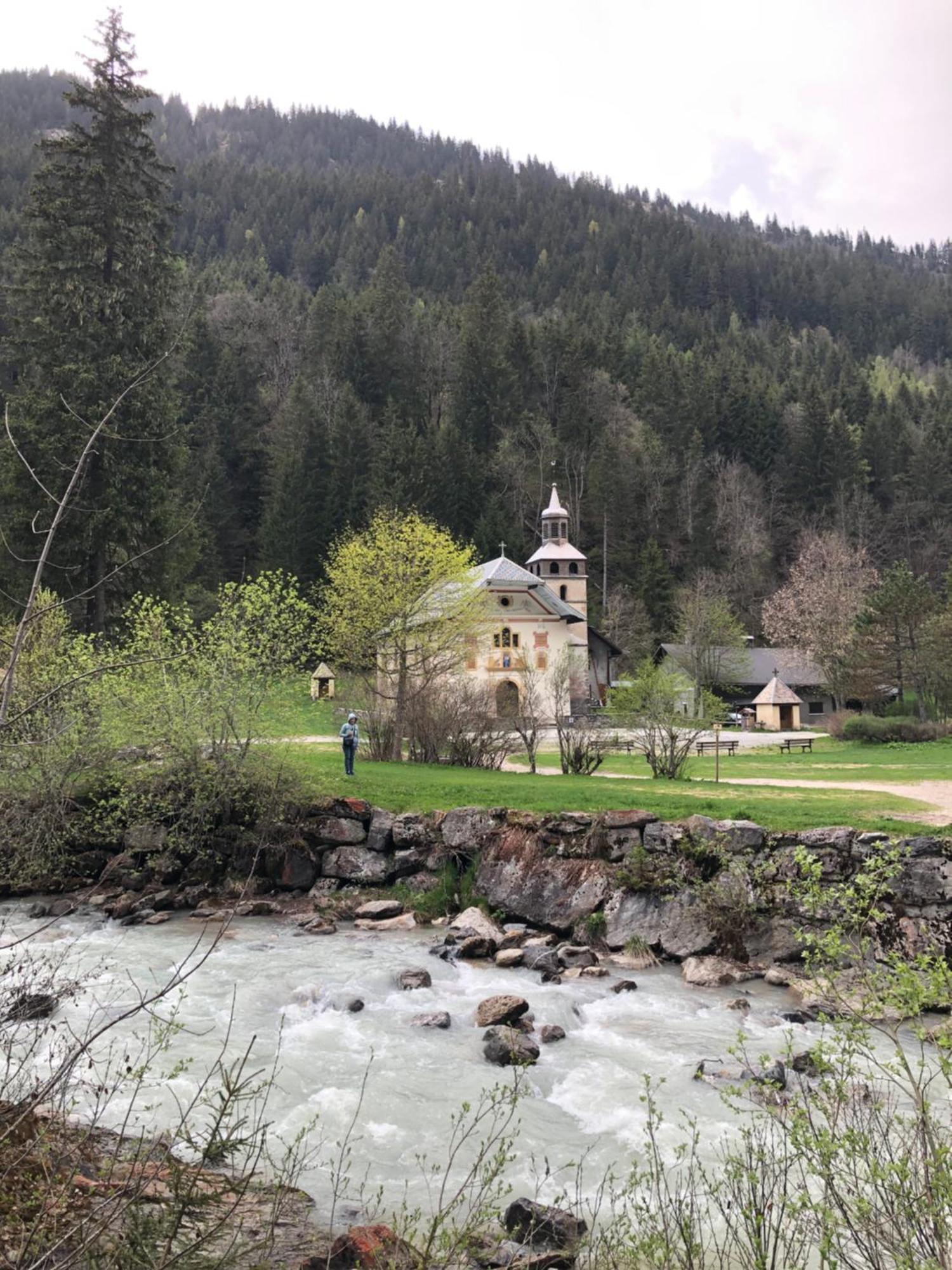 En Pleine Nature Avec 2 Pour 6 Ou 8 Qui Peuvent Réunis En 1 Pour 14 Personnes *